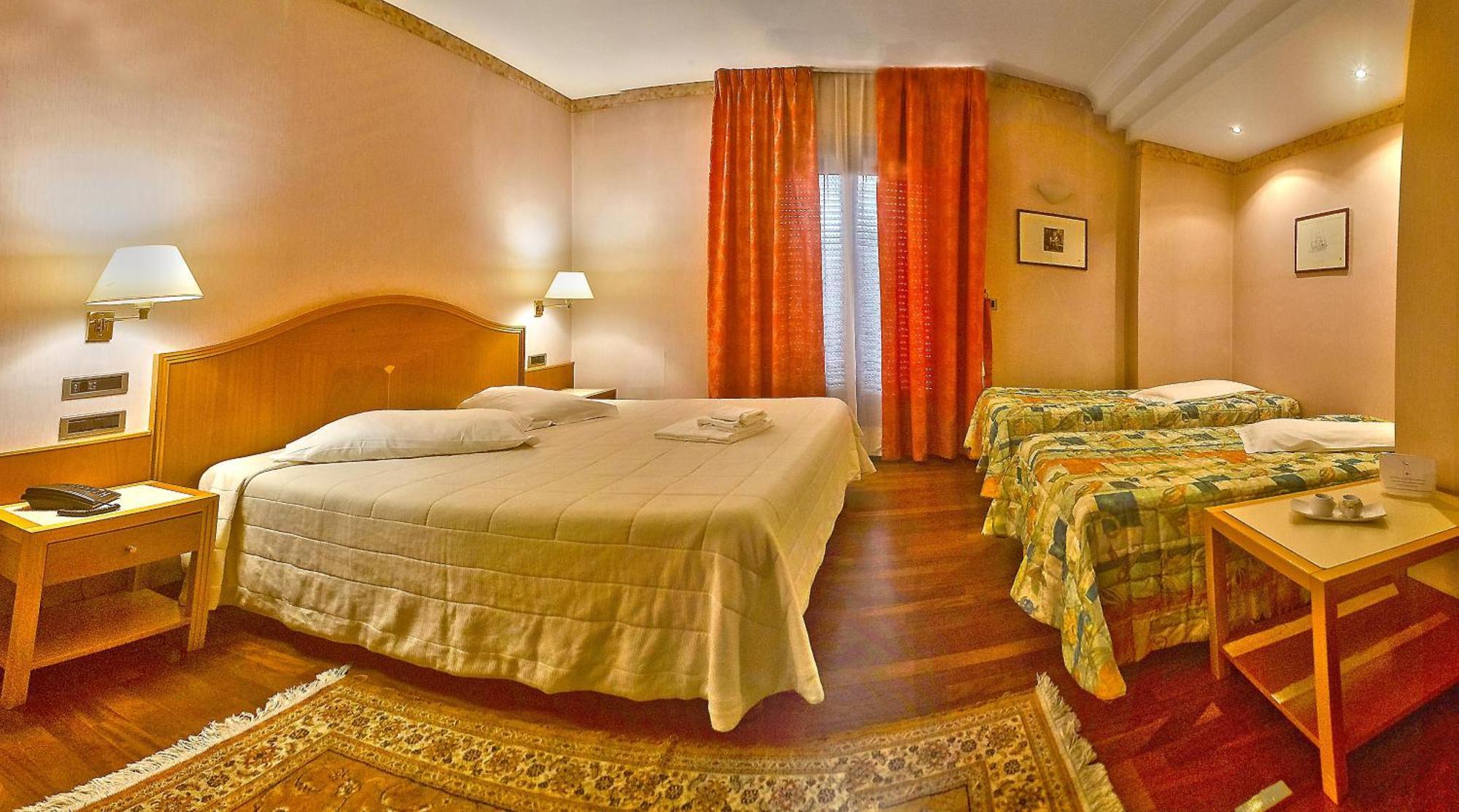 Hotel Lory & Ristorante Ferraro 첼라노 외부 사진