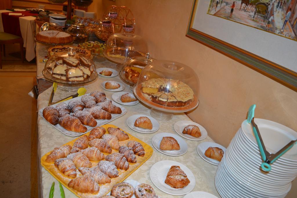 Hotel Lory & Ristorante Ferraro 첼라노 외부 사진
